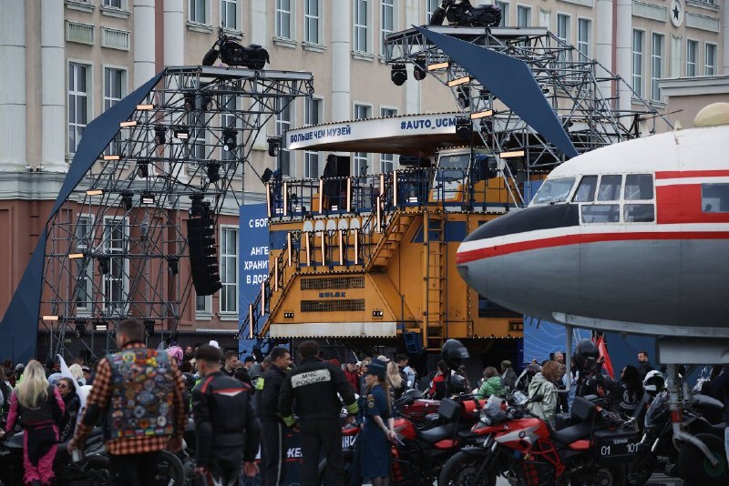 БелАЗ, сцена и гости на территории Музейного комплекса