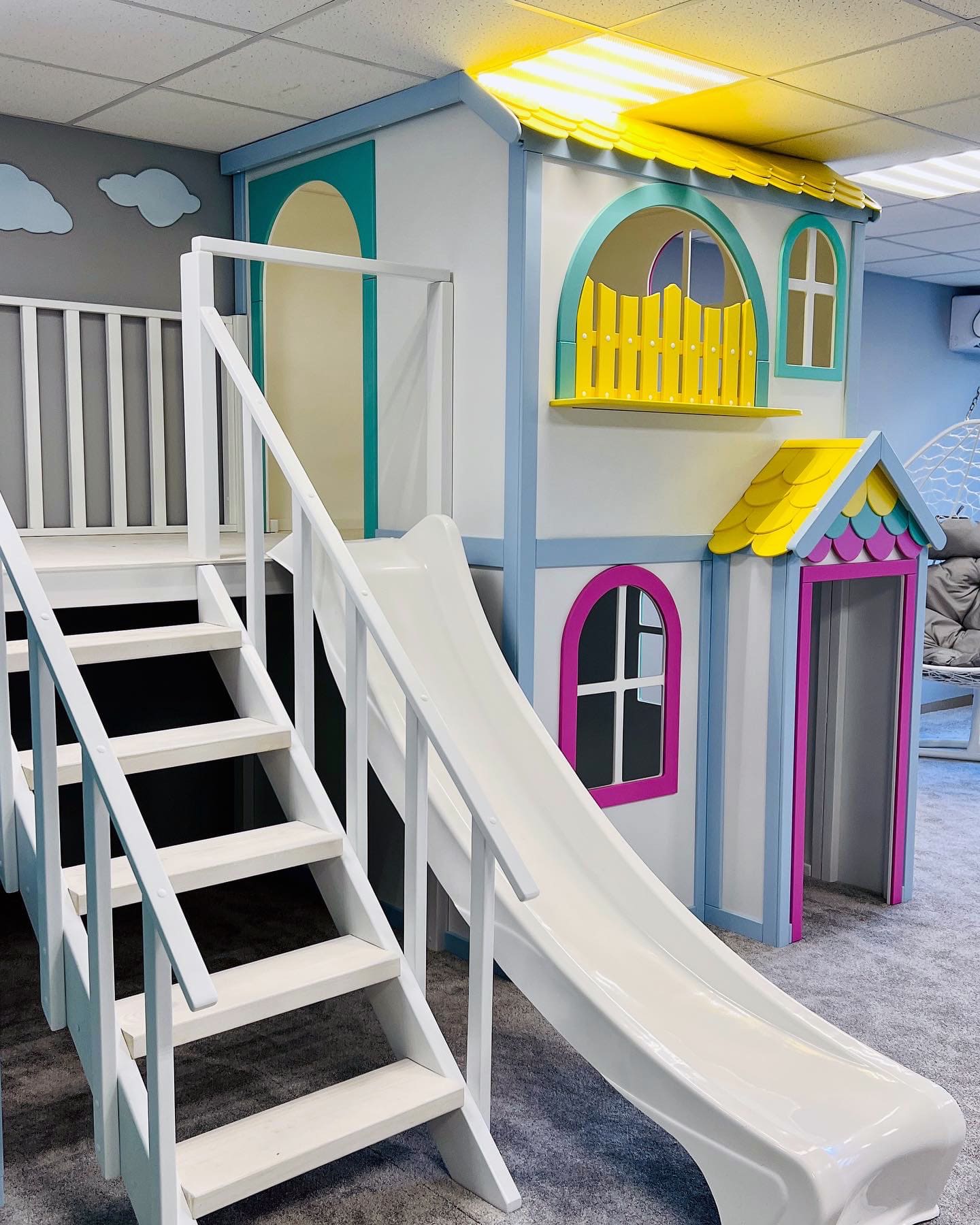 Игровой домик в помещении для семейного отдыха