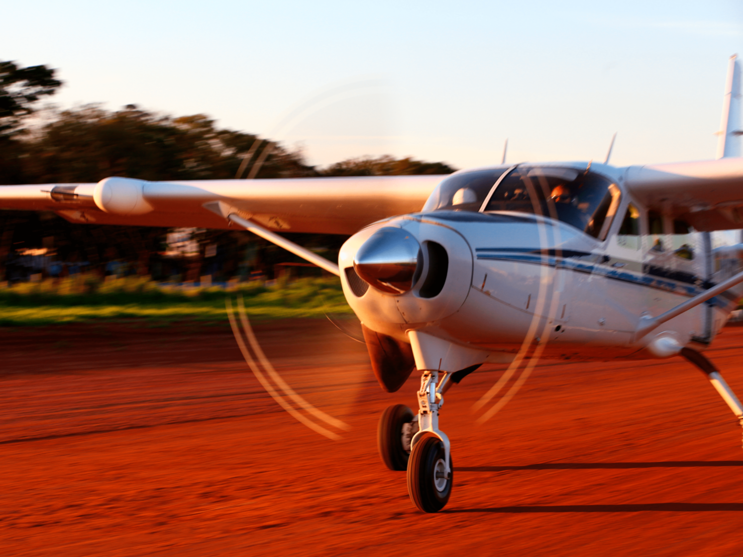фото парня и девушки на романтическом свидании в публичном месте