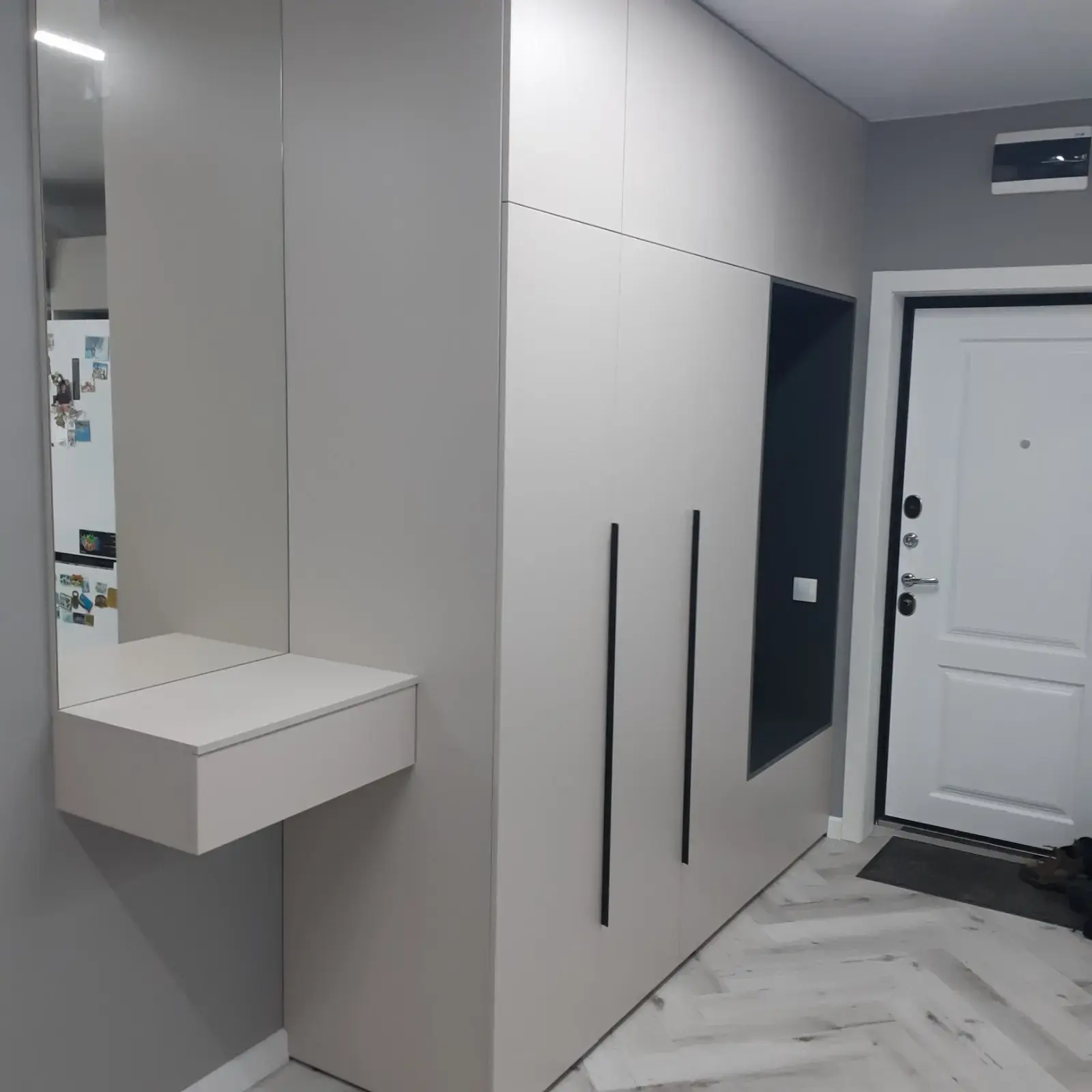 Прихожая с открытой вешалкой и тумбой для обуви на заказ в Сургуте