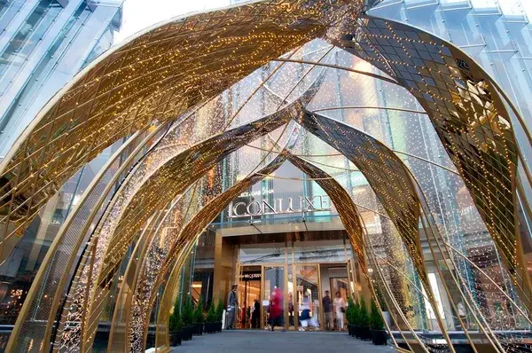 Золотой ажурный вход ICONLUXE в торговом центре ICONSIAM