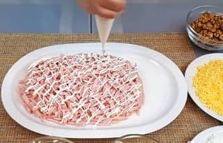 Приготовление салата с ананасом и ветчиной слоями: шаг 9