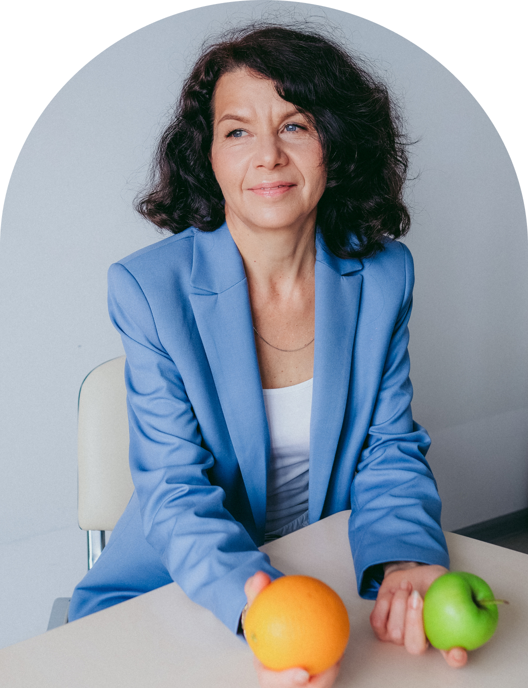 Нутрициолог с фруктами в руках