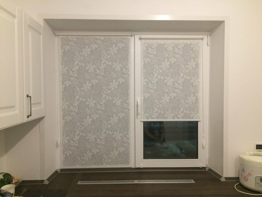 Как выглядят рулонные шторы на окне фото