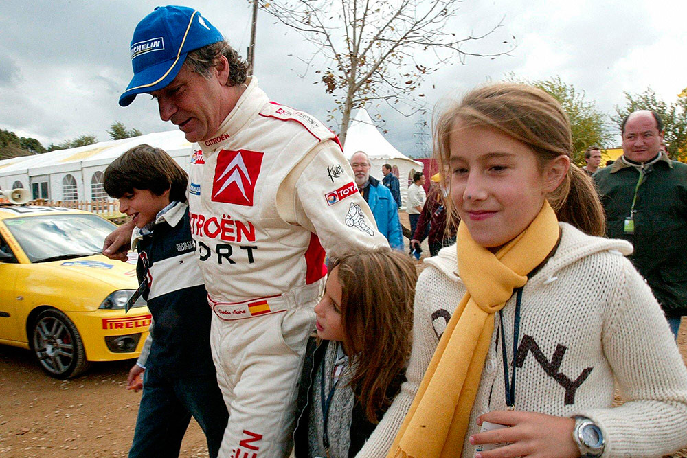 Пилот Citroën Карлос Сайнс с детьми, ралли Каталония 2004