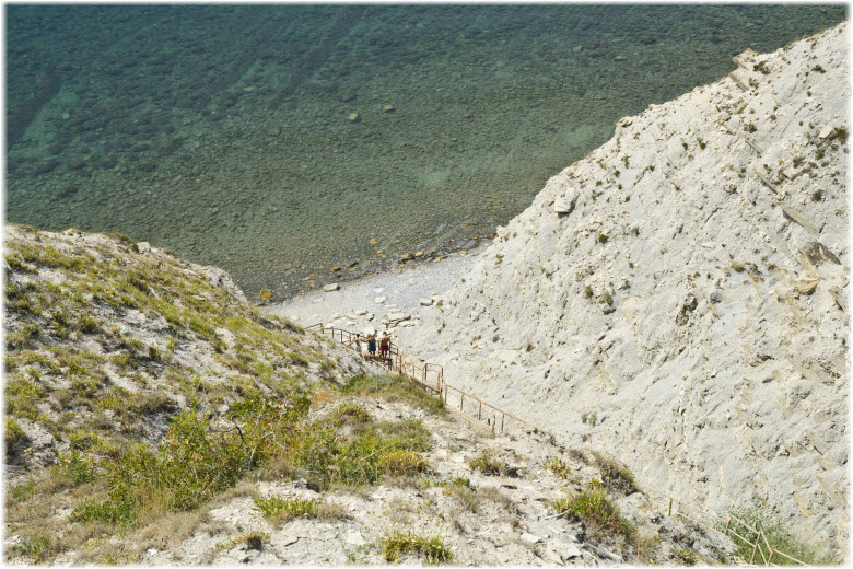Галечный пляж Чёрного моря на закате