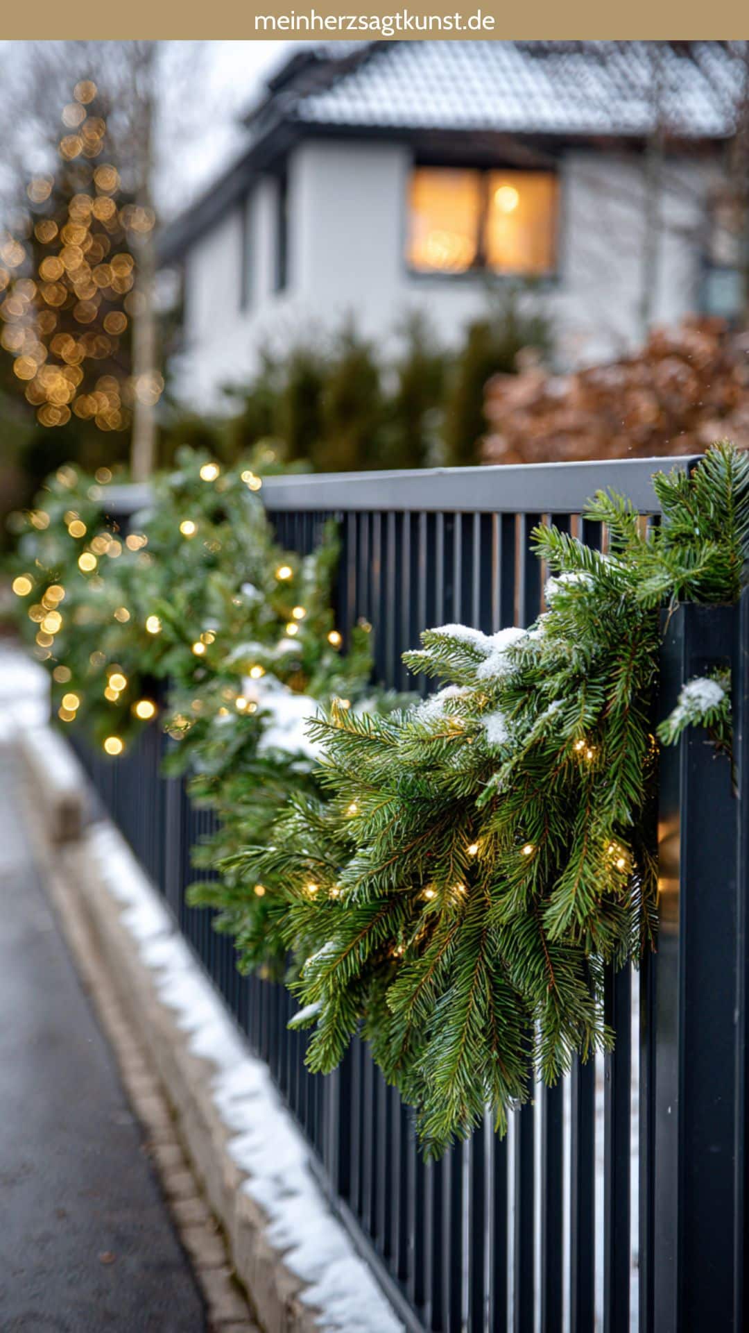 Яркая гирлянда на садовом заборе