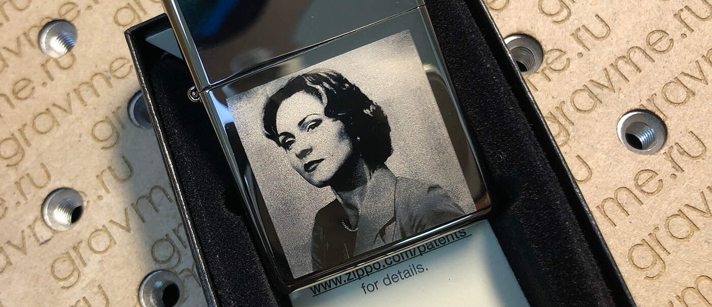 Фотогравировка портрета женщины на золотистой зажигалке Zippo