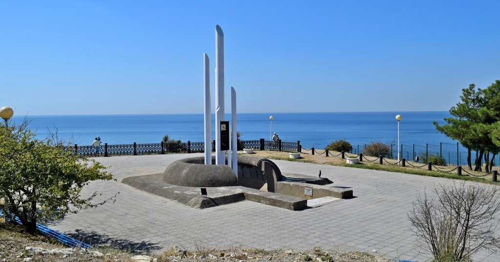 Нахимова новороссийск. Памятник на мысе Дооб Кабардинка. Мемориал Адмирал Нахимов Кабардинка. Адмирал Нахимов памятник в Кабардинке. Памятник Адмирала Нахимова Кабардинка.