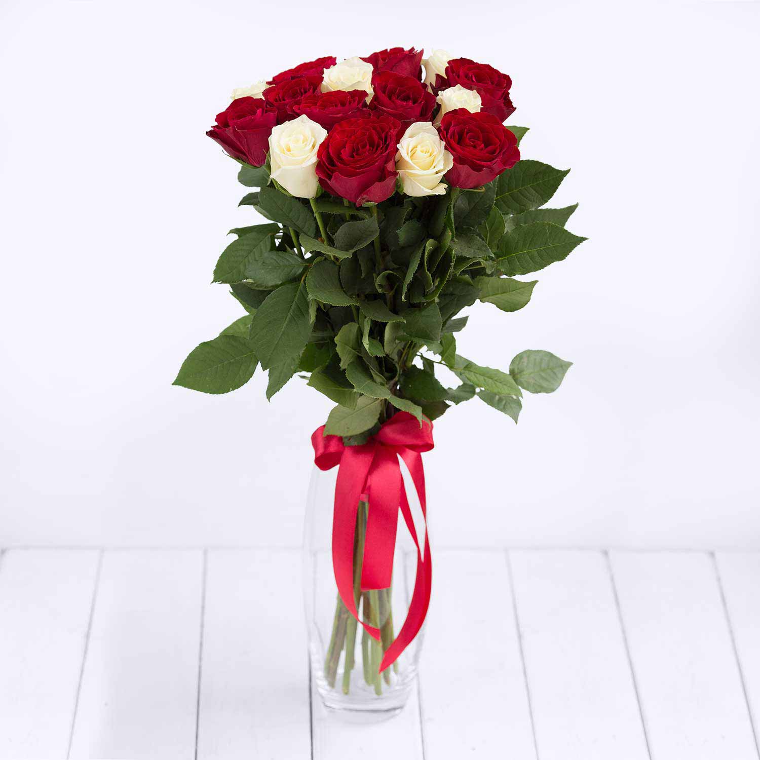 Купить розы поштучно недорого. Красные и белые розы в одном букете.