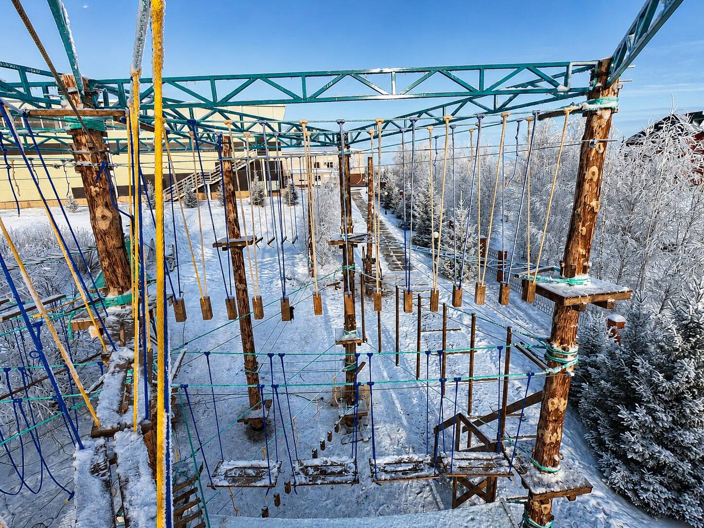 Верёвочный парк на опорах · 3 трассы · 29 этапов · скалодром 9 × 6 м — фотография 12