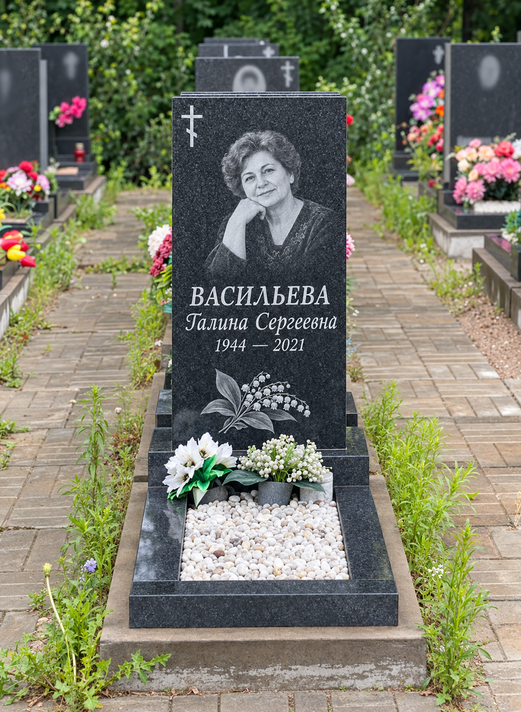 Памятник с крупным портретом после установки на участке. Имена, даты и портреты изменены.