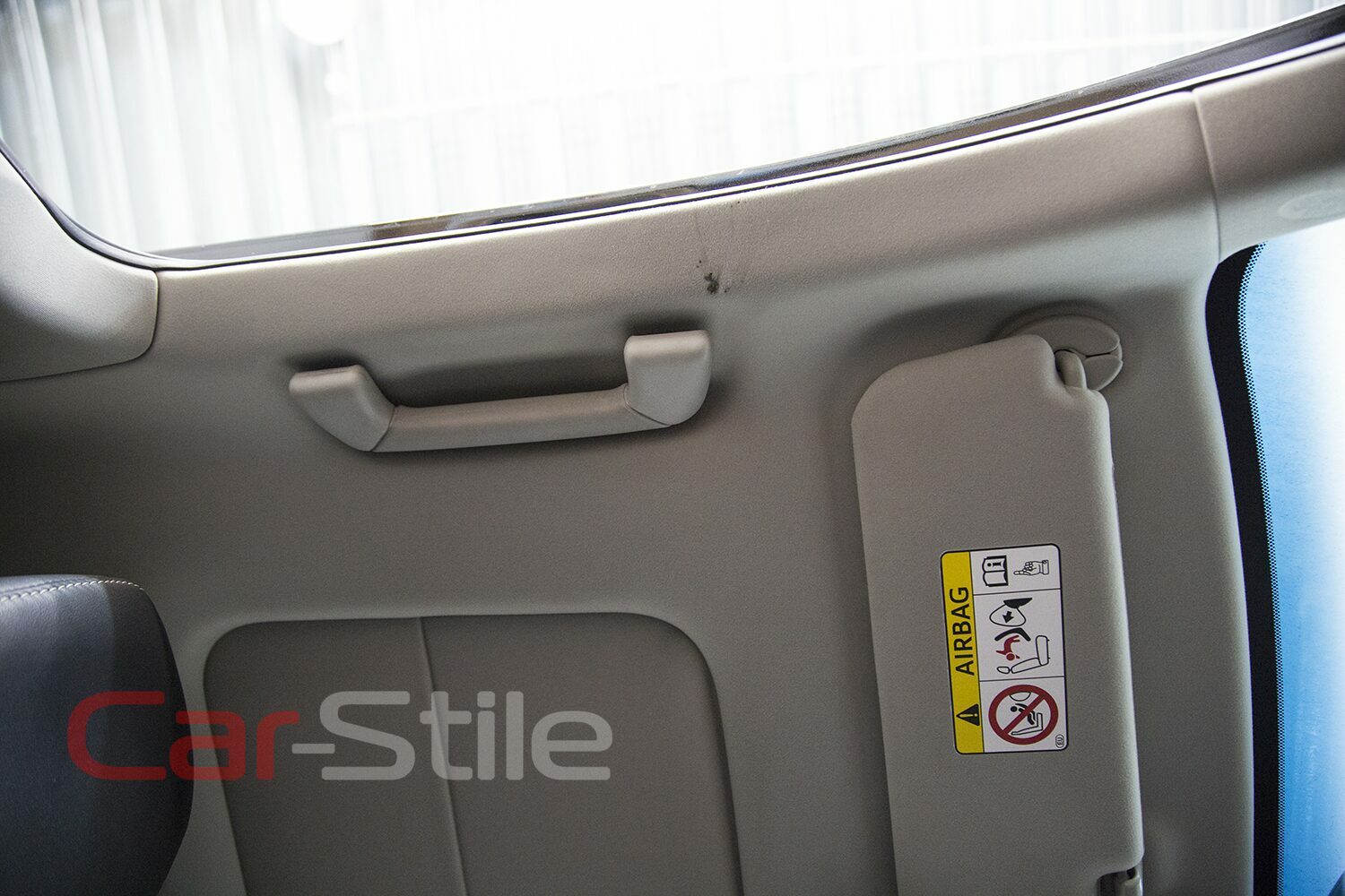 Ремонт обивки потолка автомобиля LEXUS удаление следа от сигареты