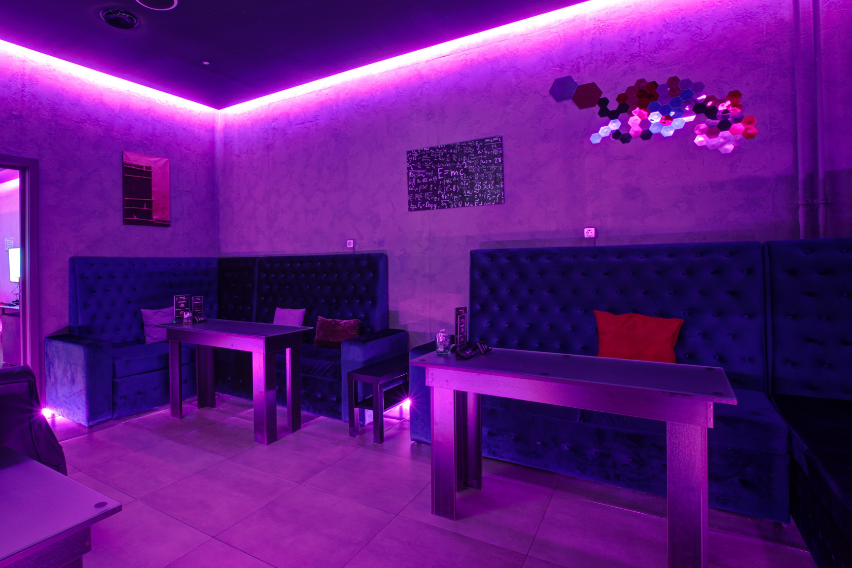 Chilling smoke lounge. Неон лаунж кальянная. Кальян-бар Neon Lounge. Интерьер лаунж бара неоновый. Неоновое кафе.