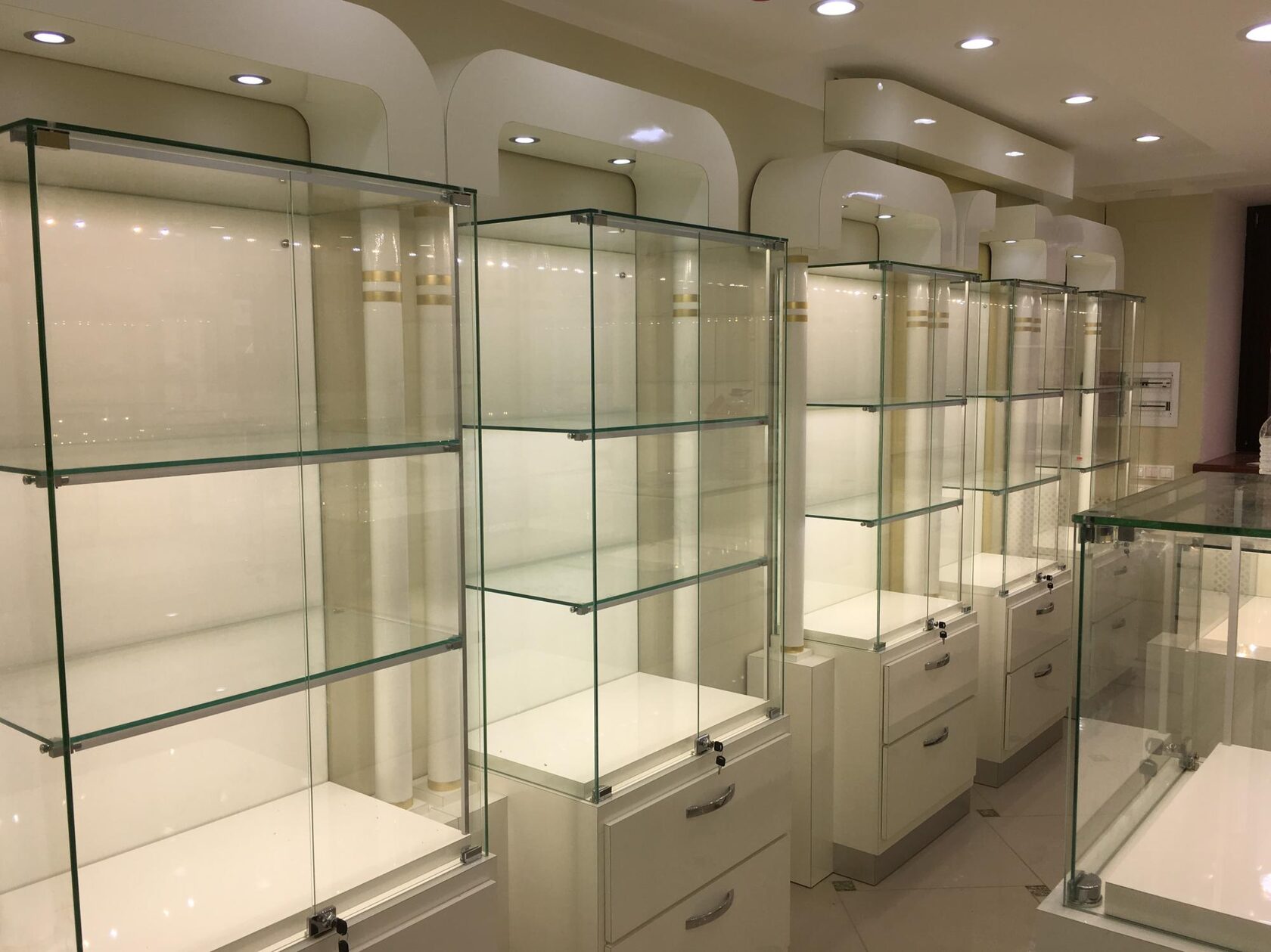 Торговые стеклянные витрины в Калининграде