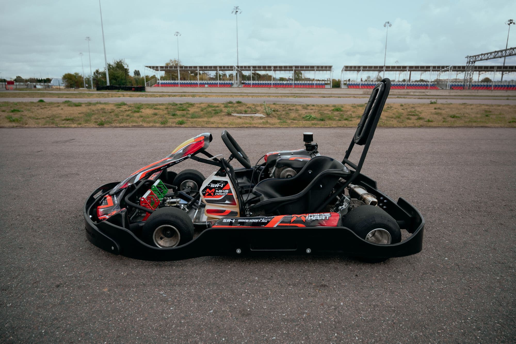 Быстрый картинг в ТЦ Саларис от Liberty Karting. Новый картинг в Москве под  открытым небом