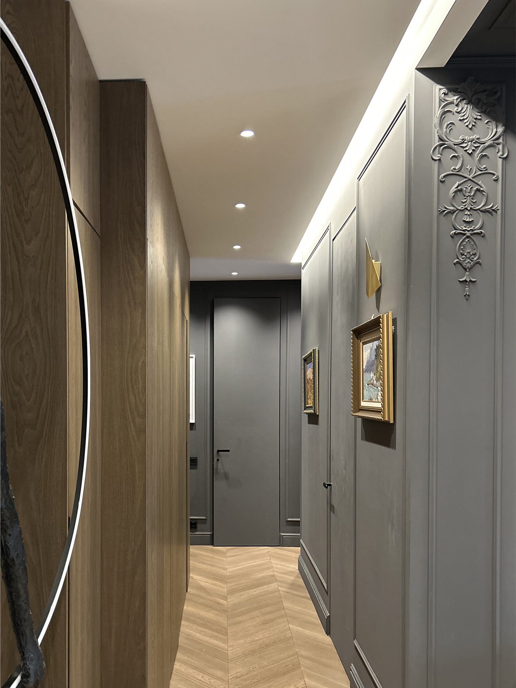 alt: Ремонт и отделка гостиной с декоративной покраской стен title: Современный серый косметический ремонт квартиры в Санкт-Петербурге