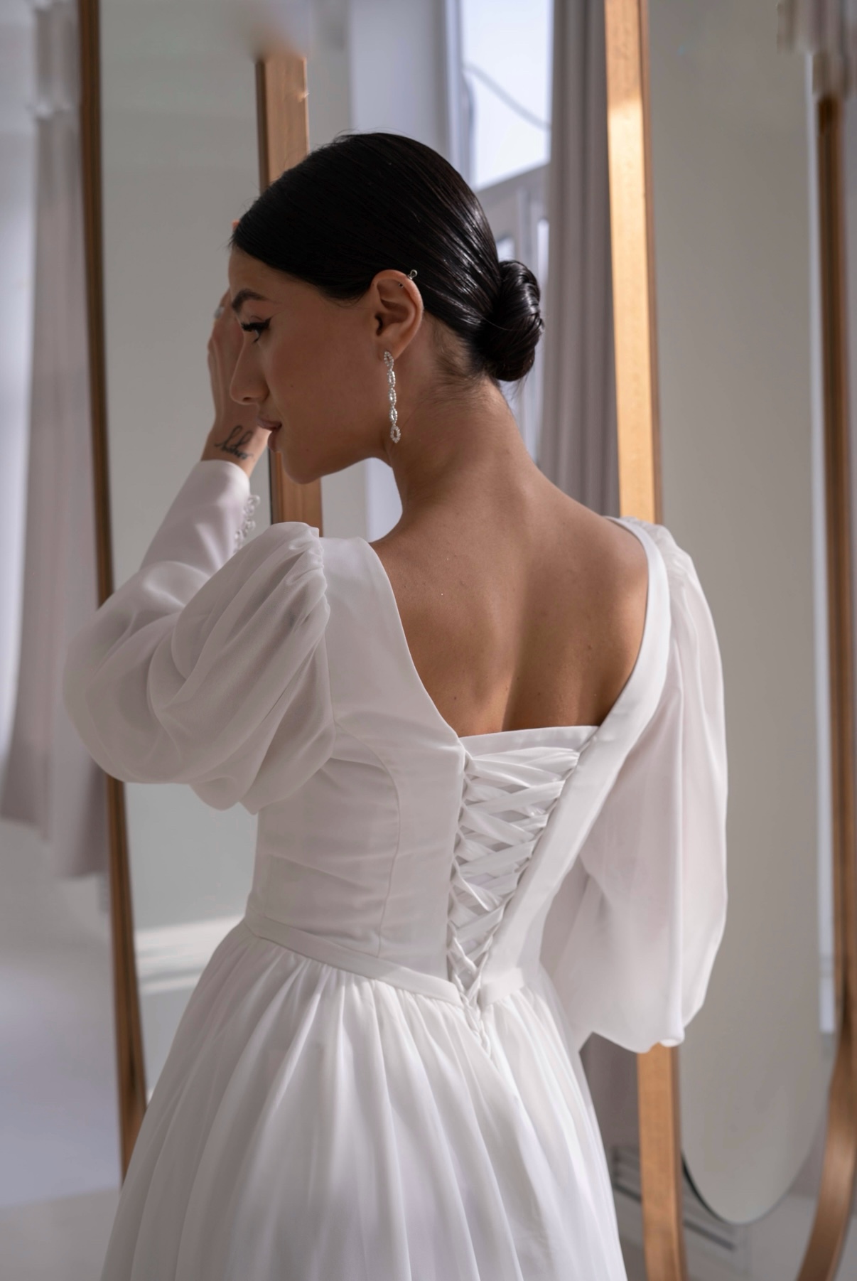 Свадебное платье с полупрозрачными рукавами