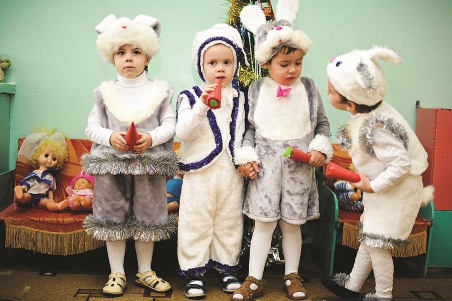 Фото в детском саду в костюмах. Костюм на новогодний утренник. Костюм зайца в детский сад. Костюм зайчика для мальчика в садик. Мальчики зайчики в детском саду костюмы.