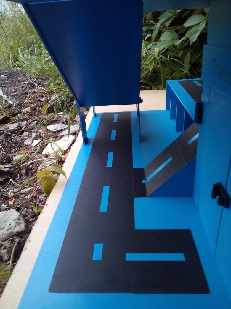 Парковка большая, с трамплином из фанеры