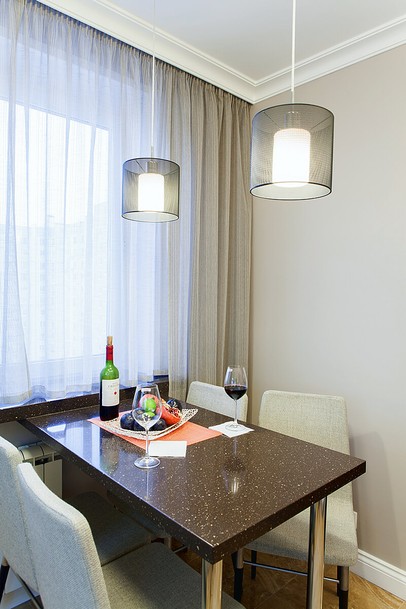 Бутово - Дизайн интерьера кухни, стол, стулья, лампы