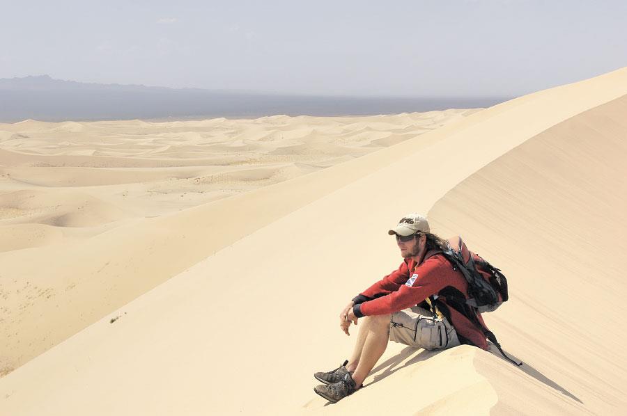 Как отправиться в экспедицию. Пустыня Гоби туризм. Научная Экспедиция в пустыню. Турист в пустыне. Путешествие по пустыне.
