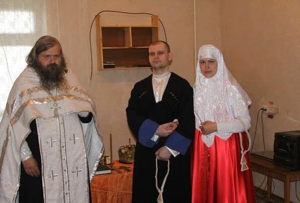 Вероника и Николай на венчании в колонии