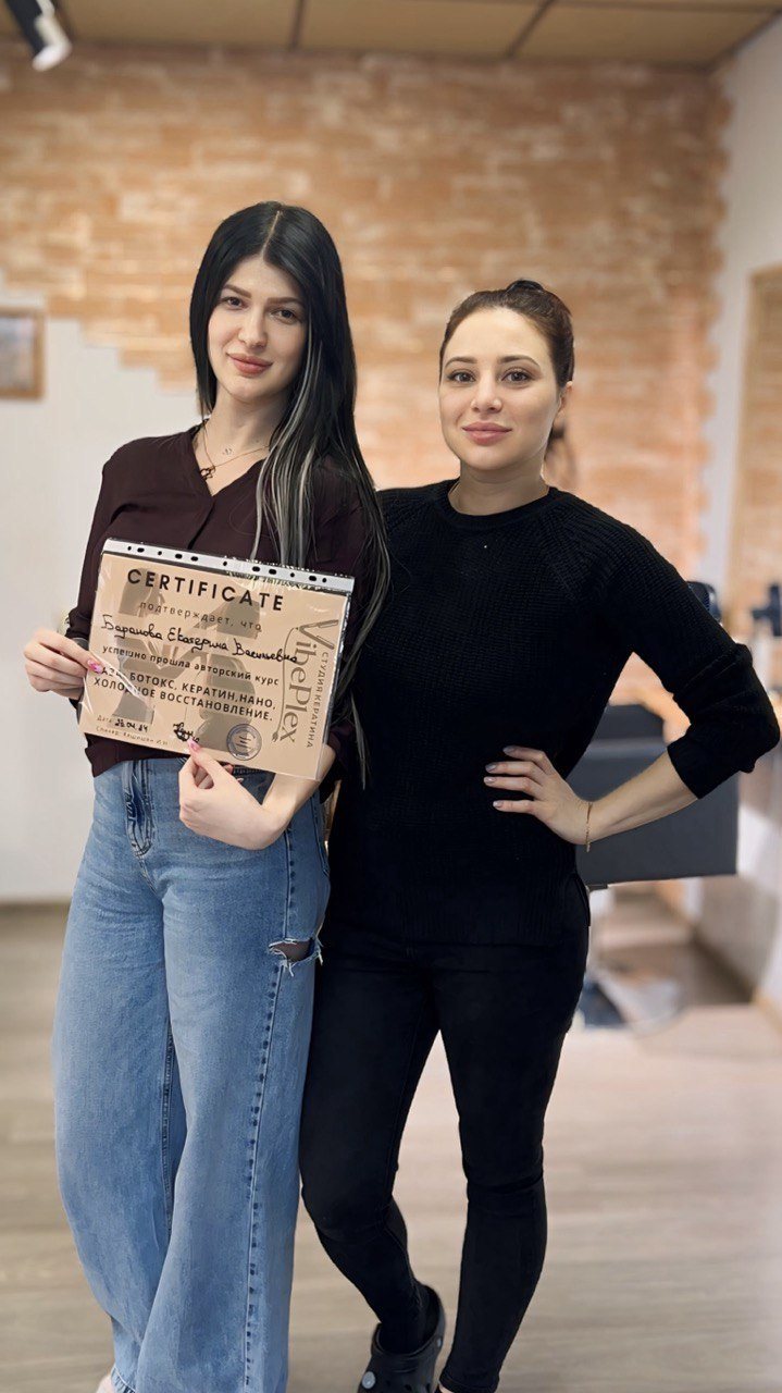 Ученица VibePlex получает сертификат