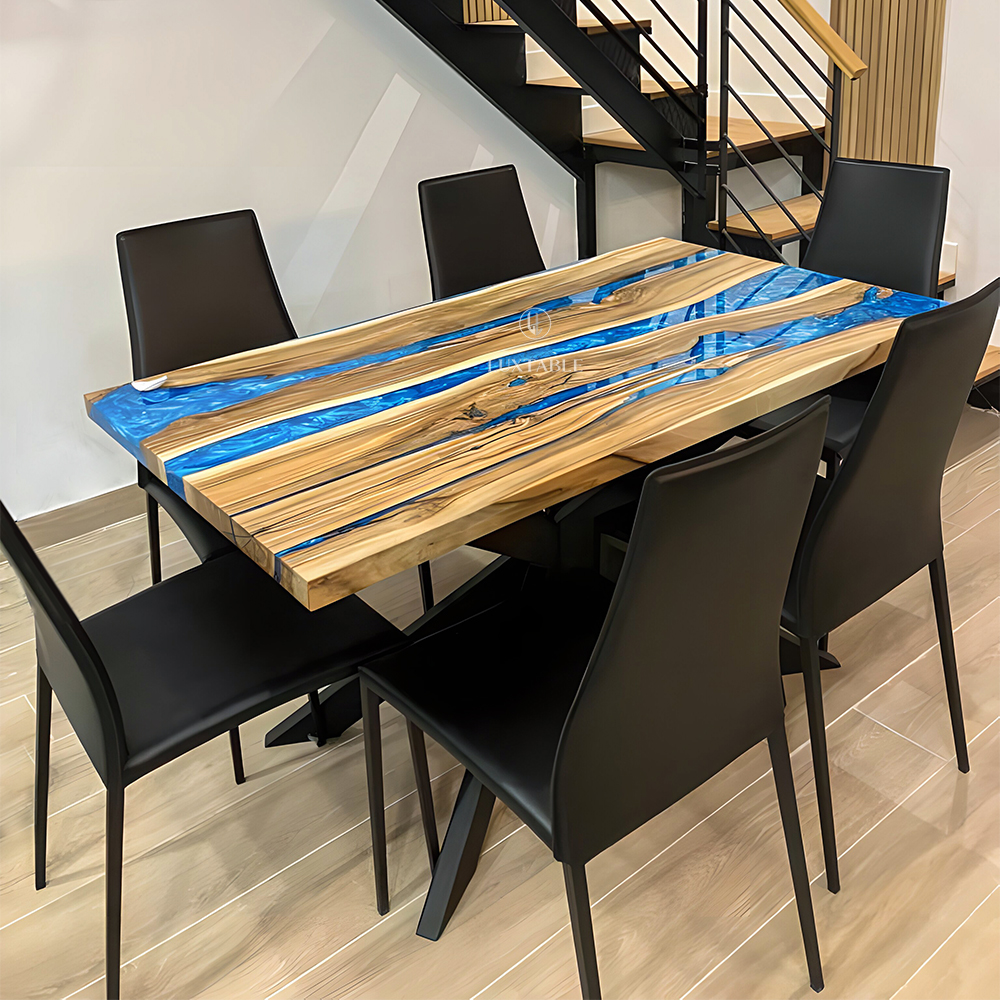 Epoxidharz Tische Alagoas aus europäischem Nussbaum und hellblauem Epoxidharz mit Metallic Effekt