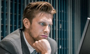 Задумчивый мужчина смотрит в монитор