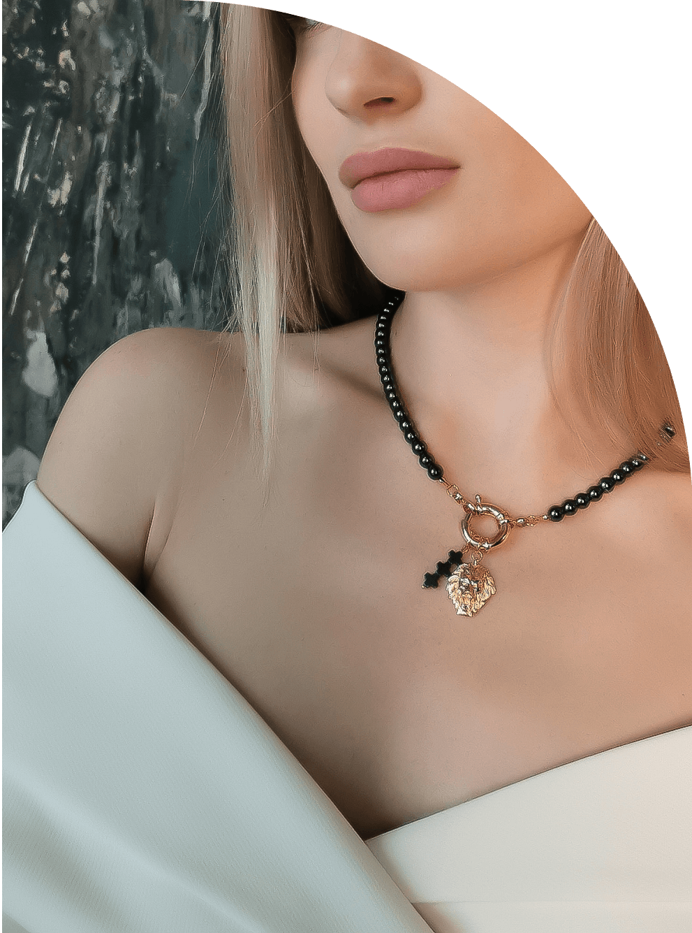 девушка в колье из черного гематита со львом