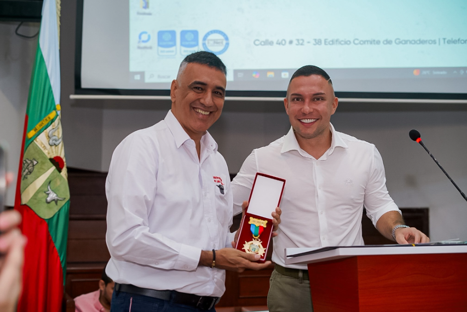 Rector de Unillanos recibió la máxima condecoración por parte del Concejo de Villavicencio