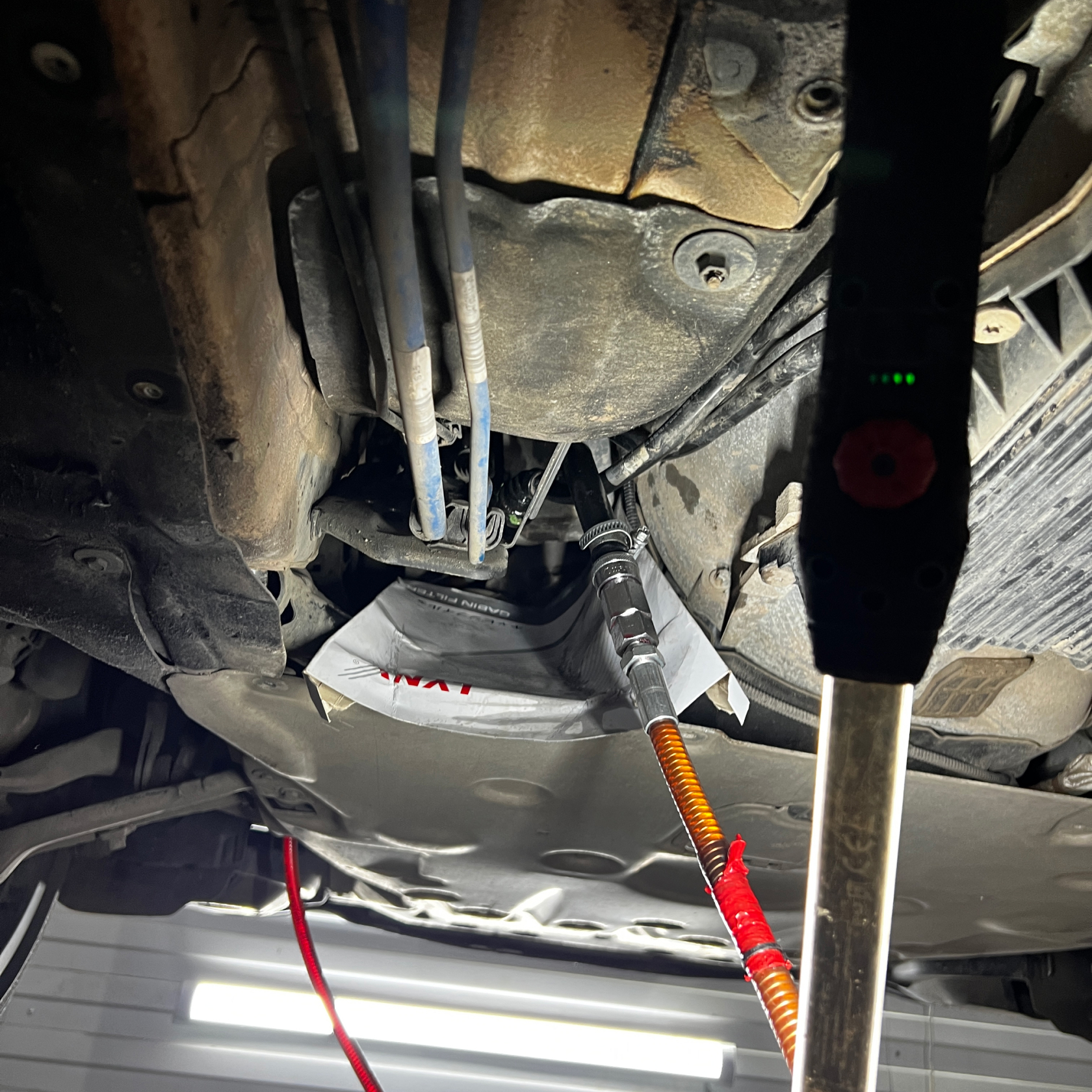 Для подключения к коробке передач используем штуцер на теплообменнике АКПП