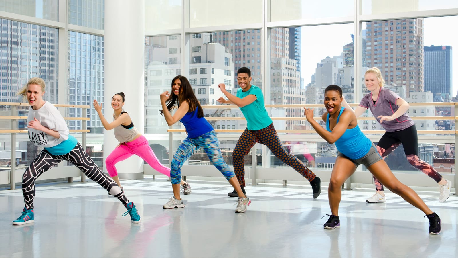 Танцы Zumba Fitness. Танцевальная аэробика зумба. Современные танцы. Классическая и танцевальная аэробика..