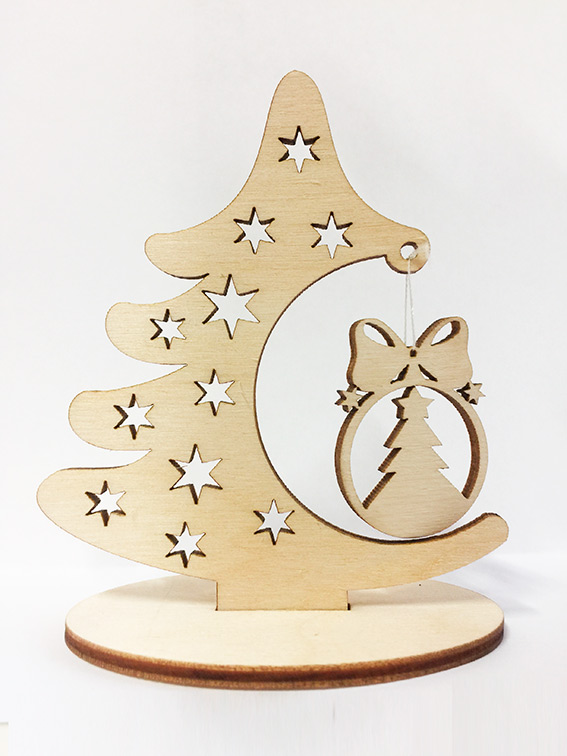Елки с новогодними игрушками из фанеры