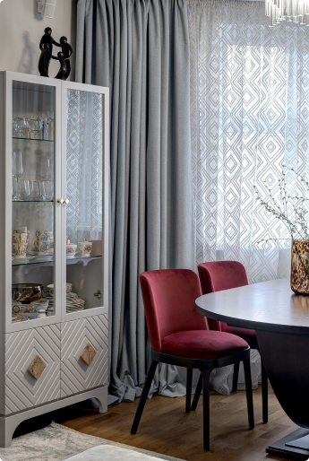 Новая Москва - Дизайн интерьера гостинной, шка-витрина, стол, стулья.