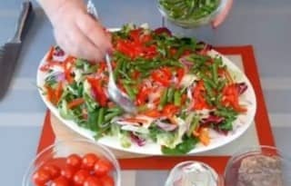 Приготовление салата «Нисуаз» с тунцом: шаг 7