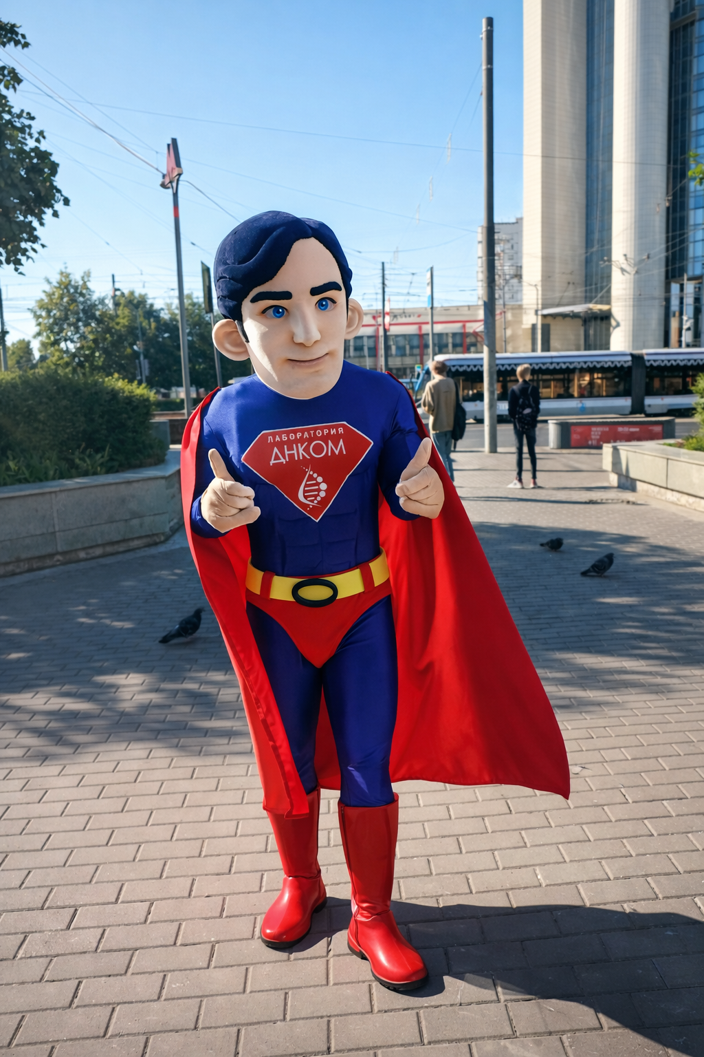 Ростовая кукла Супермен позирует