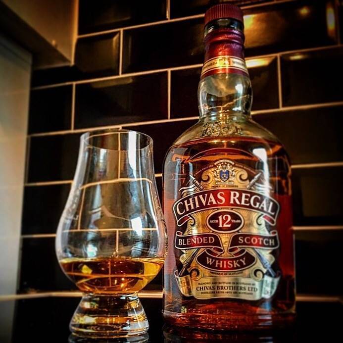 Виски chivas regal. Chivas Regal 12. Шотландский виски Chivas Regal. Виски Чивас Ригал 12-летний. Знаменитый 12 виски Чивас Ригал.