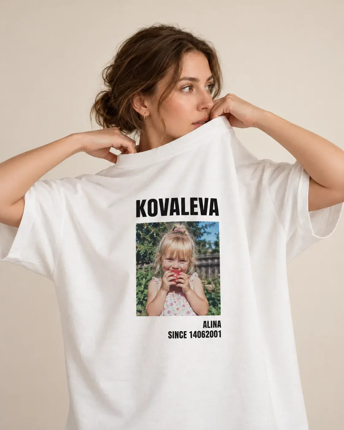 Светлая футболка с фамилией KOVALEVA и детской фотографией