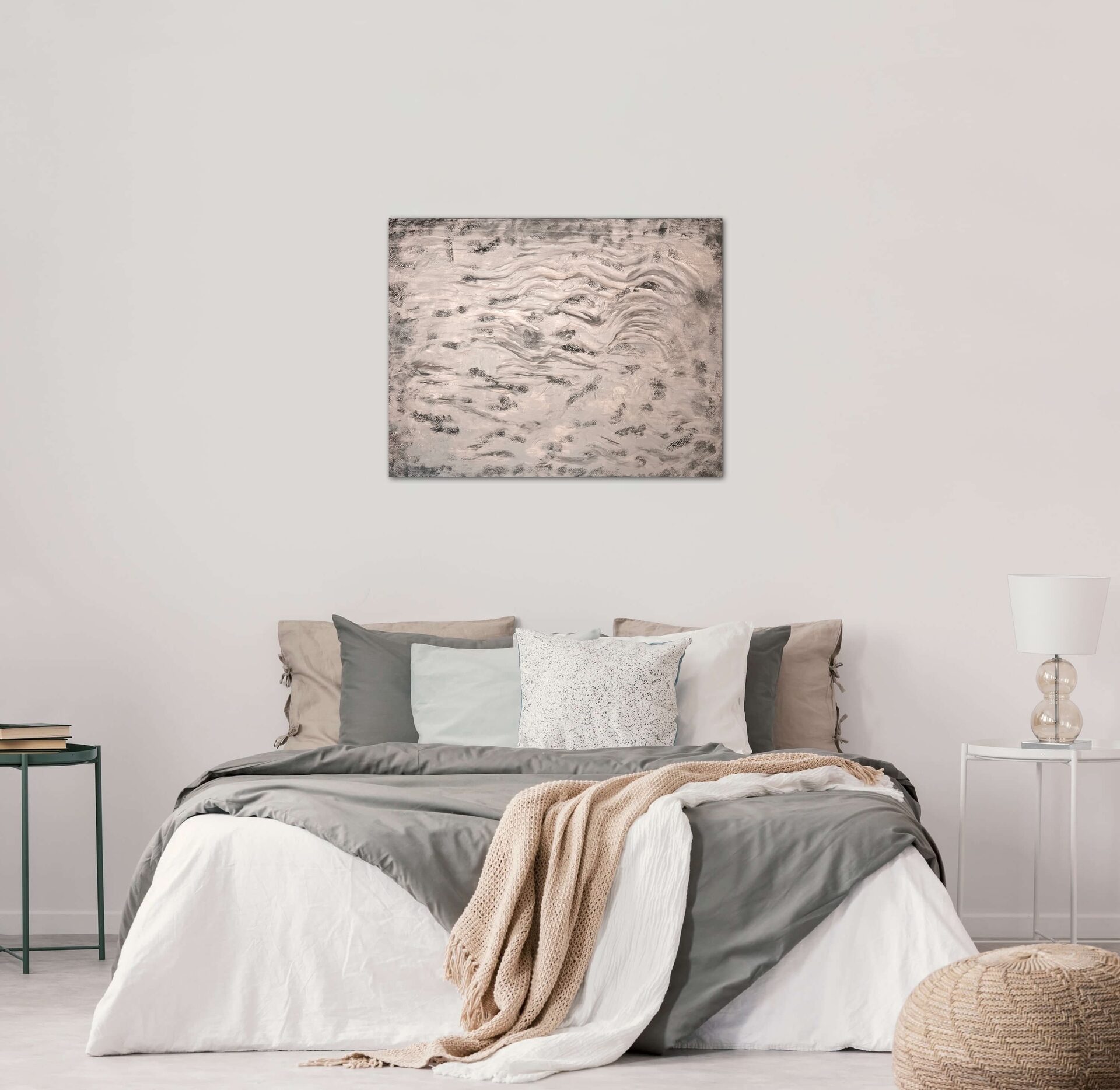 Спокойная минималистичная картина в спальне в светлых тонах