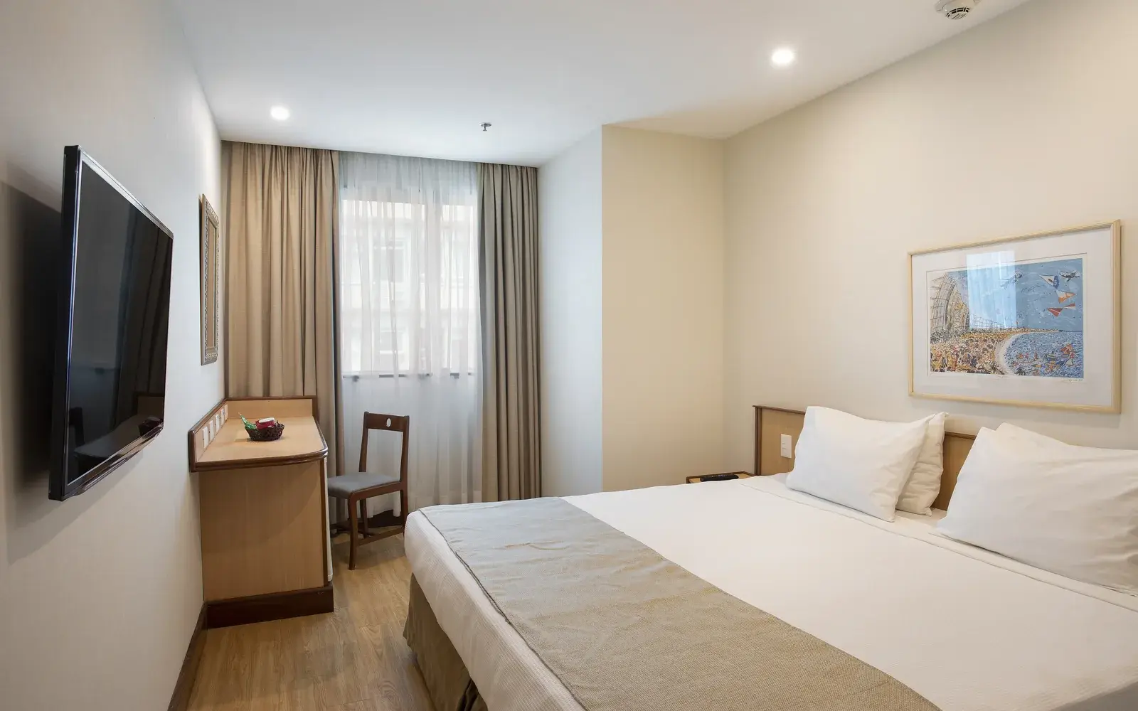 Номер с двумя кроватями, столом и окном во двор, Windsor Plaza Copacabana