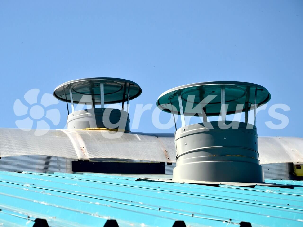 Установка вентиляционной шахты на кровле животноводческого комплекса