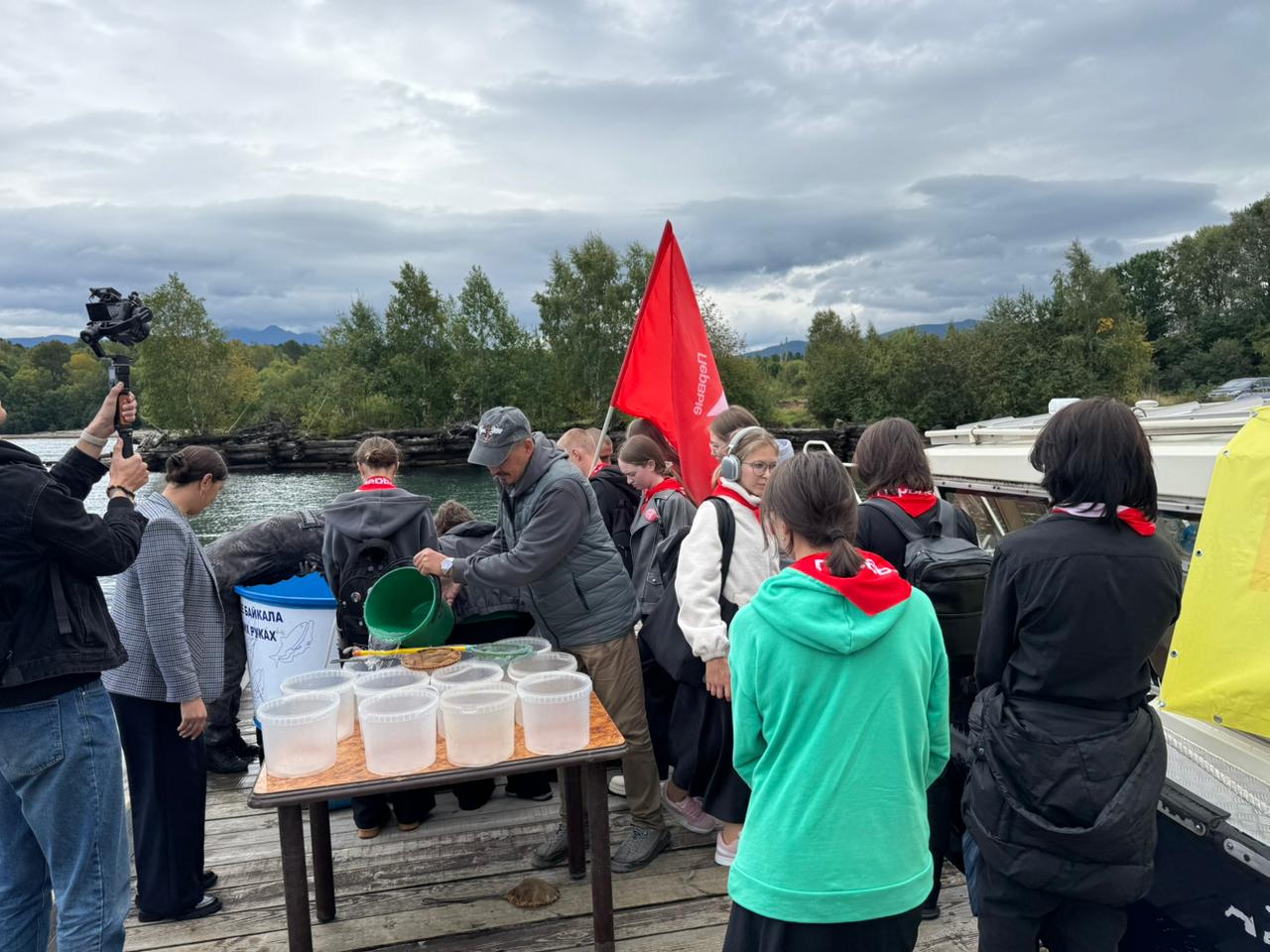 мальки сибирского осетра выпущены в байкальские воды рядом с визит-центром «Байкал заповедный»