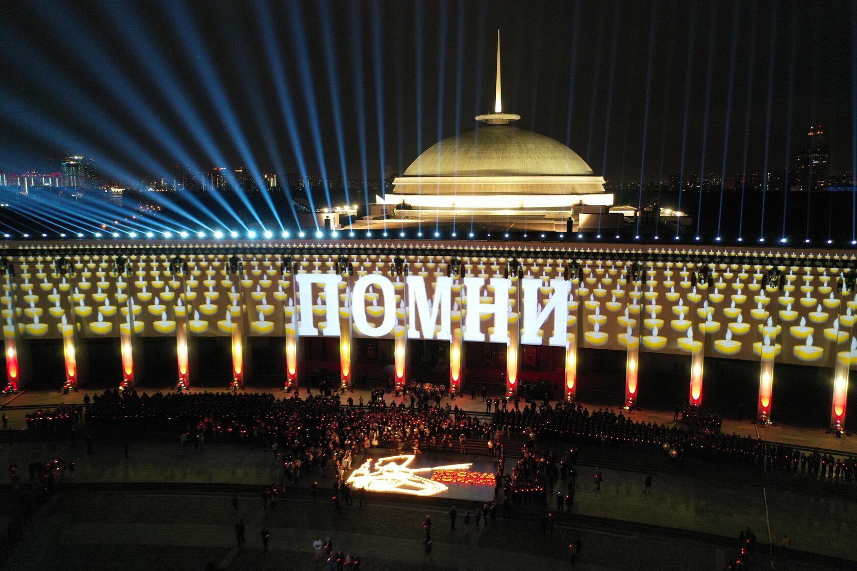 Единая россия и волонтёры победы провели акции огненные картины войны и свеча памяти в москве