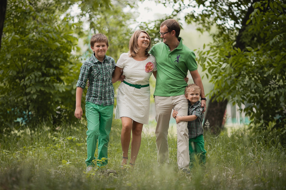 Фотосессия в зеленом цвете семейная