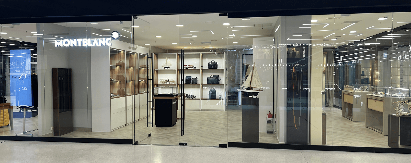 Шоурум бренда Montblanc с выставленными сумками и стильными аксессуарами