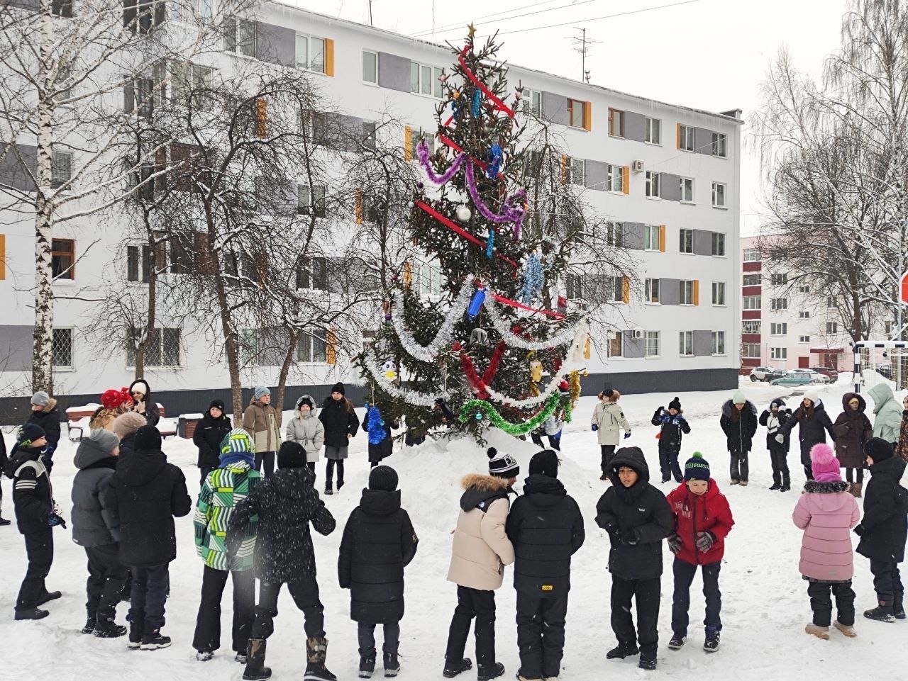 Люди участвуют в экологической акции на природе