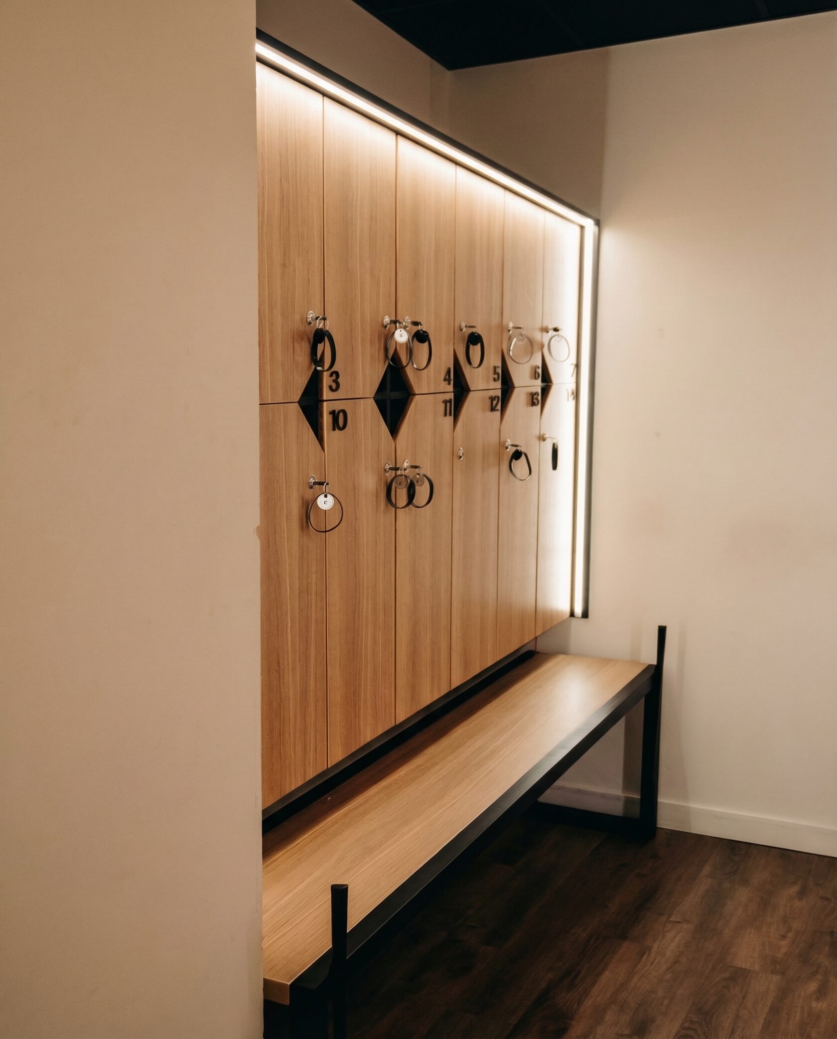 Раздевалка женской фитнес-студии на Дыбенко в Санкт-Петербурге