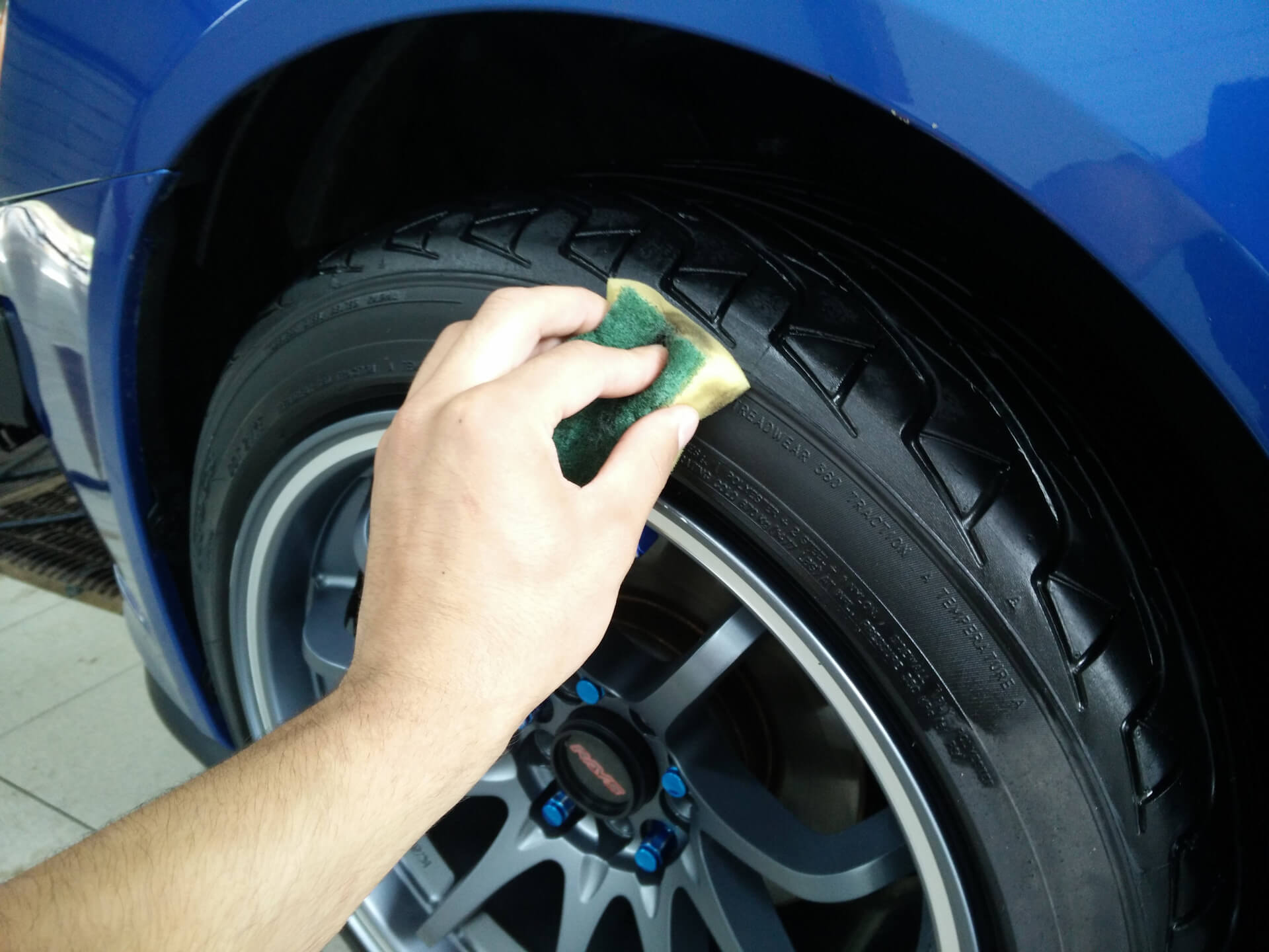 Чернение резины автомобиля: несколько полезных лайфхаков